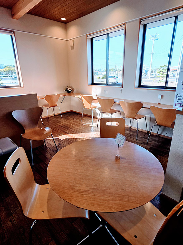 待合室　落ちついたカフェ風空間。教習を待つ間に　ほっと一息